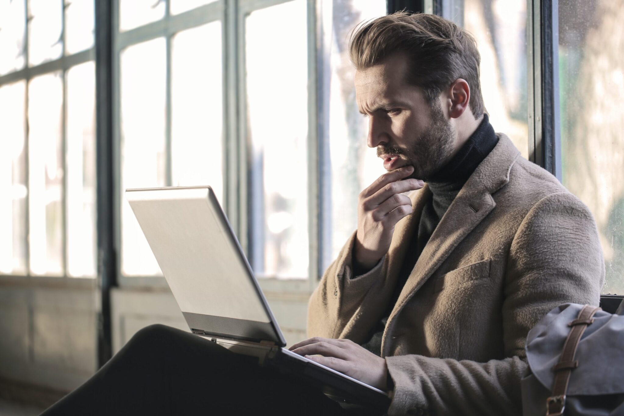 man on computer looking for craigslist gigs